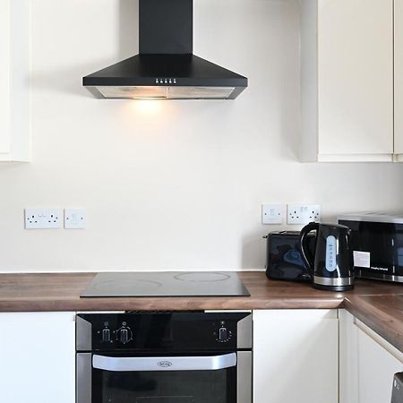 Sleek And Stylish 3 Bed In Bolton - Garden - Parking 빌라 외부 사진