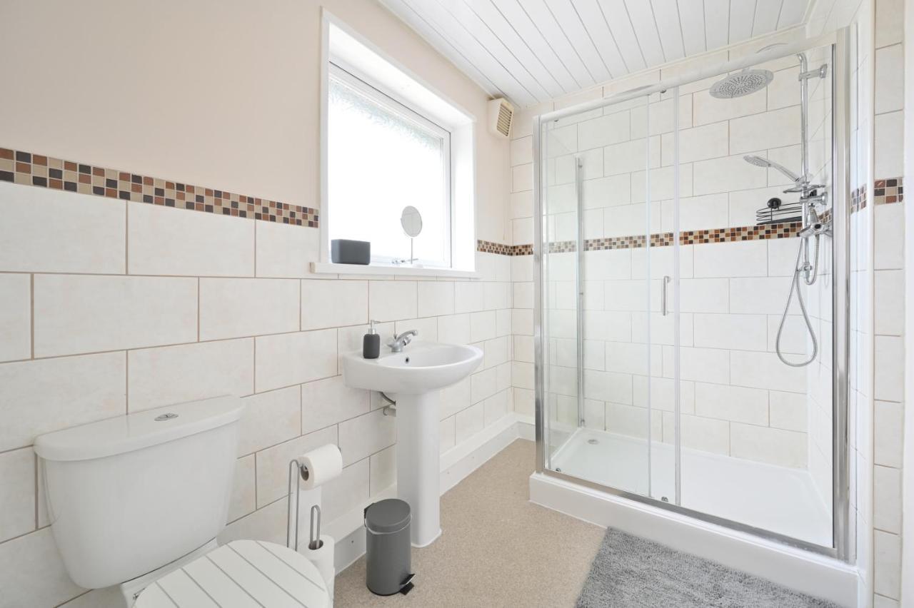 Sleek And Stylish 3 Bed In Bolton - Garden - Parking 빌라 외부 사진