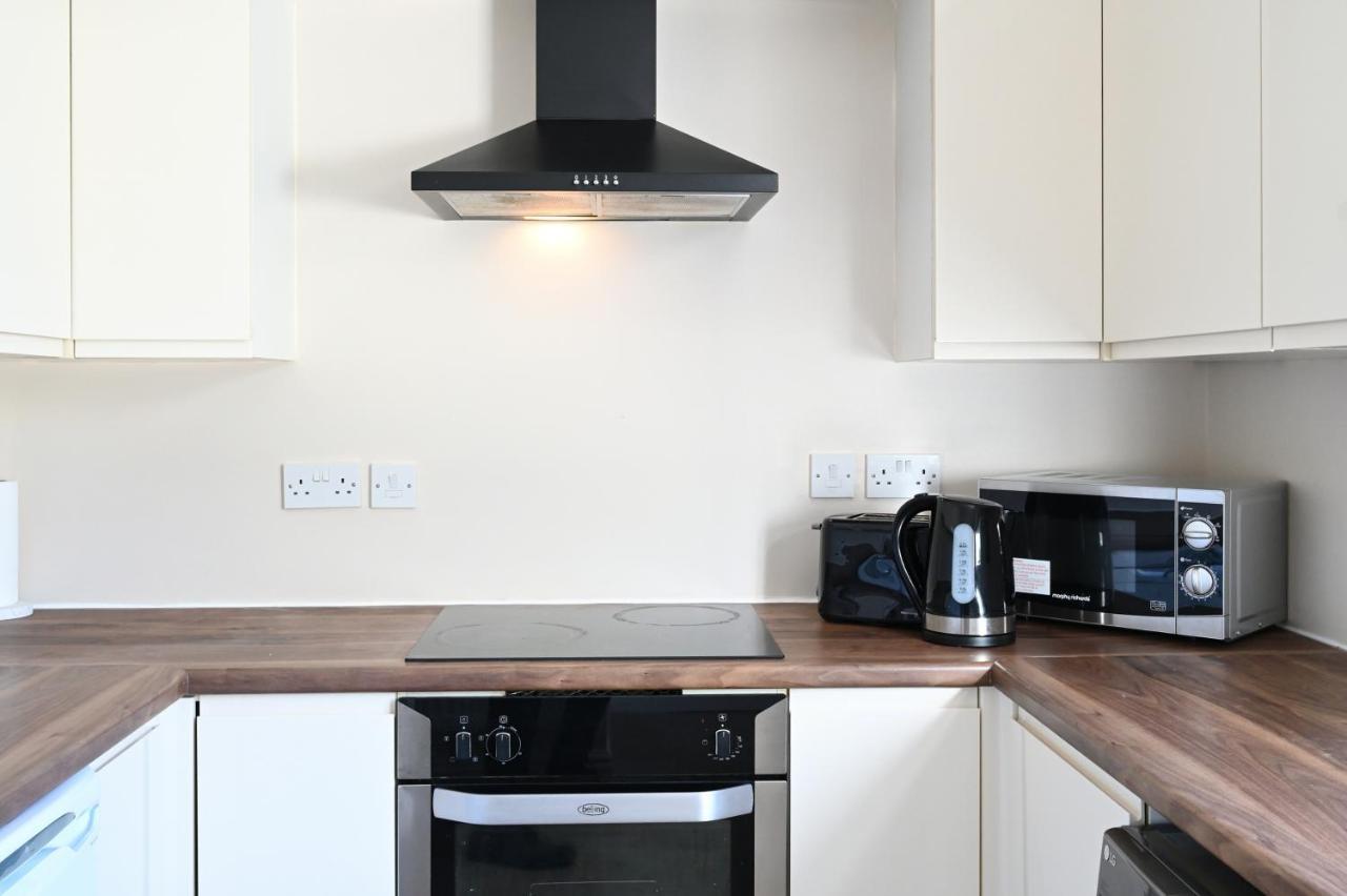Sleek And Stylish 3 Bed In Bolton - Garden - Parking 빌라 외부 사진