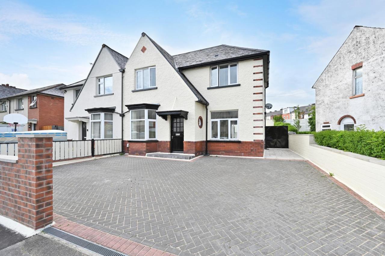 Sleek And Stylish 3 Bed In Bolton - Garden - Parking 빌라 외부 사진