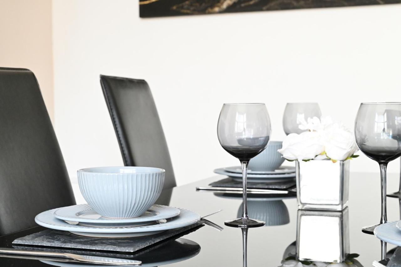 Sleek And Stylish 3 Bed In Bolton - Garden - Parking 빌라 외부 사진