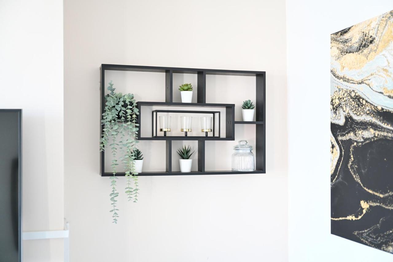 Sleek And Stylish 3 Bed In Bolton - Garden - Parking 빌라 외부 사진
